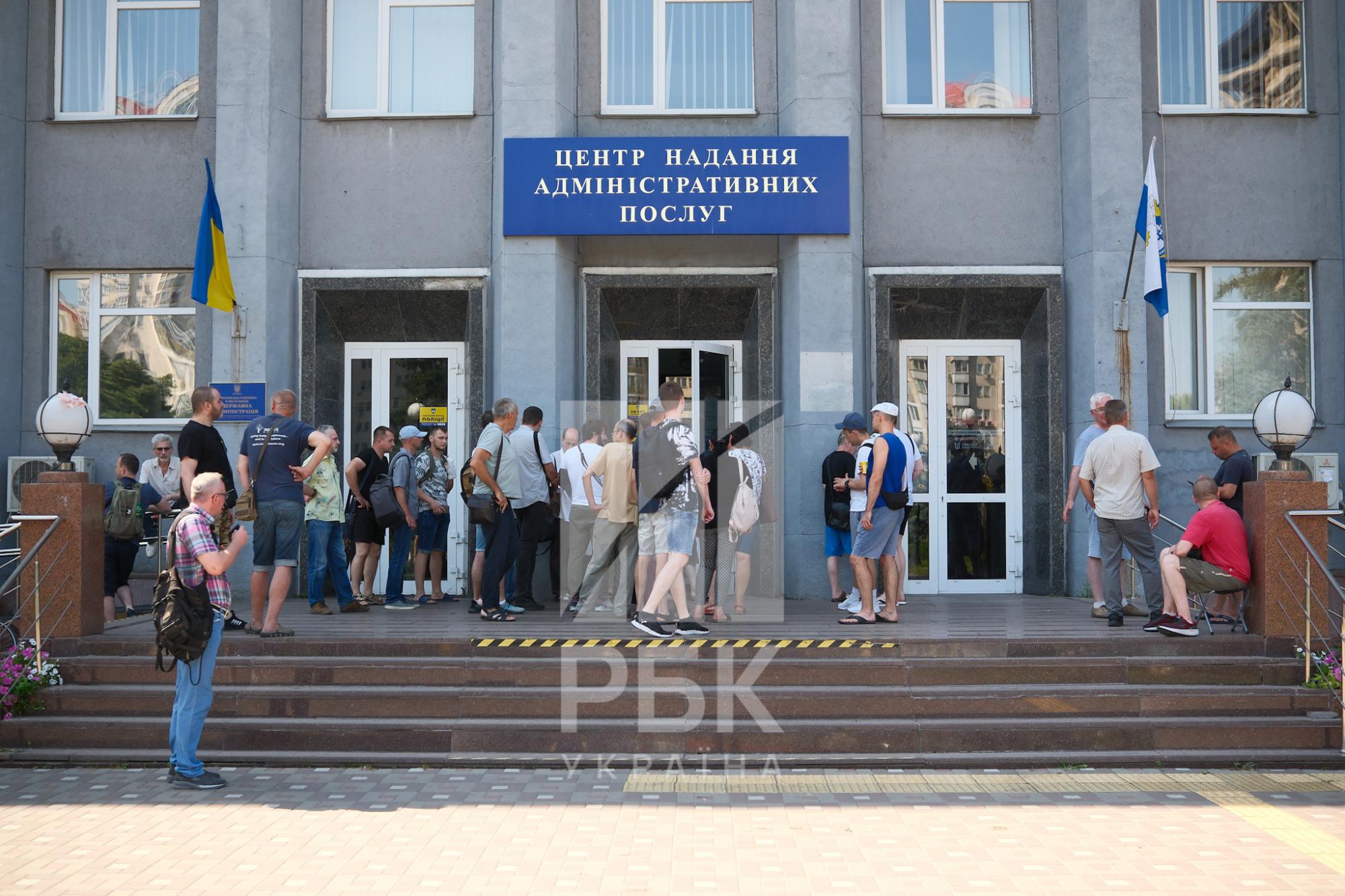 Черги - на години, на оновлення - 5 днів. Що відбувається у ЦНАПах Києва і чи працюватимуть у вихідні